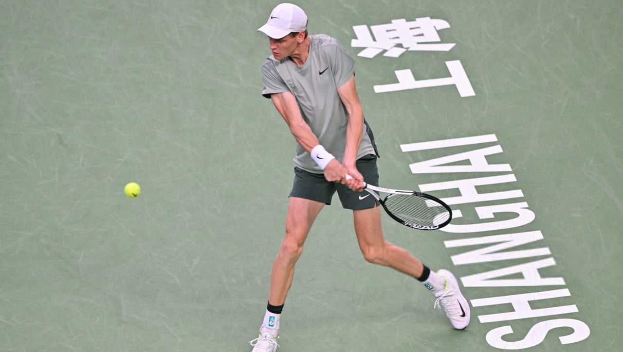 Sinner no comete el mismo error que Carlos Alcaraz en Shanghái