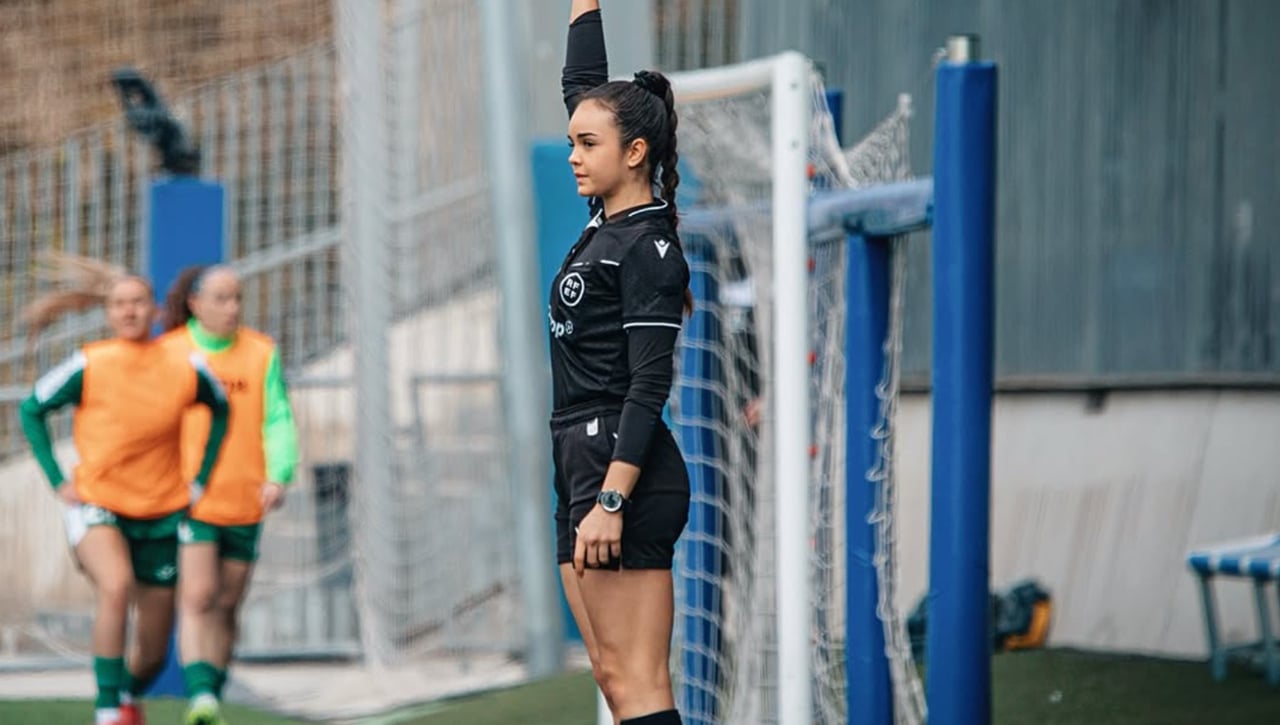 Árbitra desvela cómo "ligan" los futbolistas con ella
