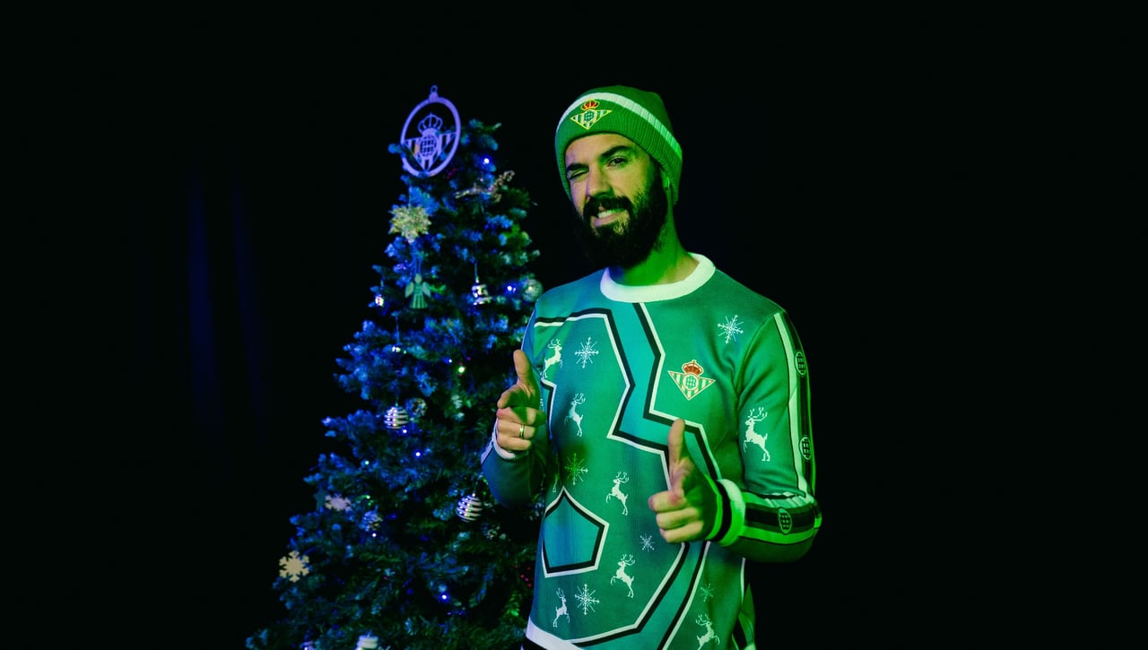 Del disfraz de árbol de Navidad de Pablo García y el mensaje de Isco, a la corona de Antony: la clásica felicitación del Betis por Navidad