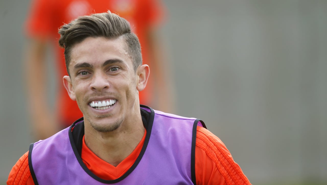 Gabriel Paulista se encara con un aficionado en pleno partido