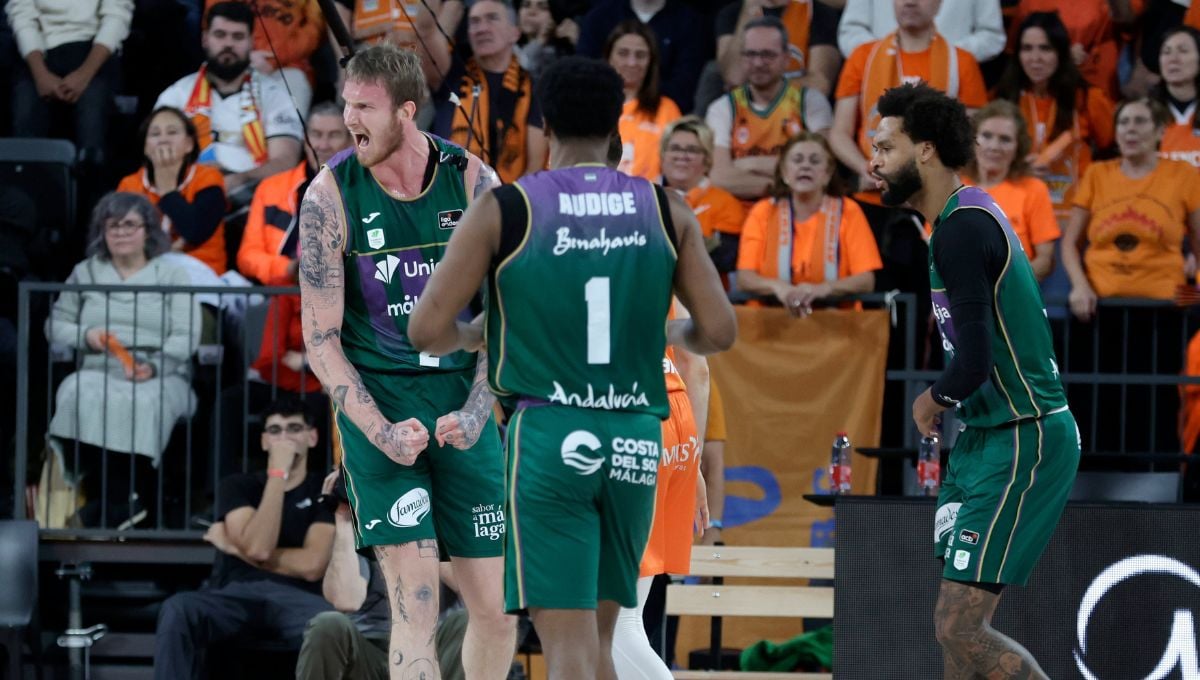 Unicaja asalta el santuario del Valencia Basket con el héroe menos esperado: "Se lo dedicamos a su madre"