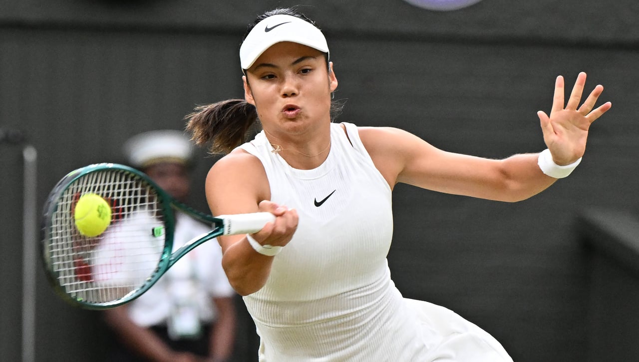 Raducanu arrasa a Sakkari en Wimbledon
