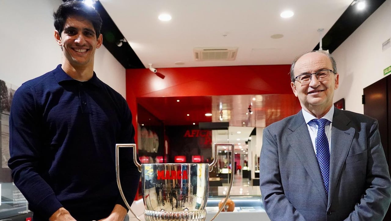 El Tottenham insiste en Bono, con Bryan Gil sobre la mesa