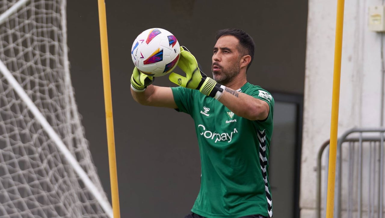 Dos alegrías y una ausencia en el último entrenamiento del Betis