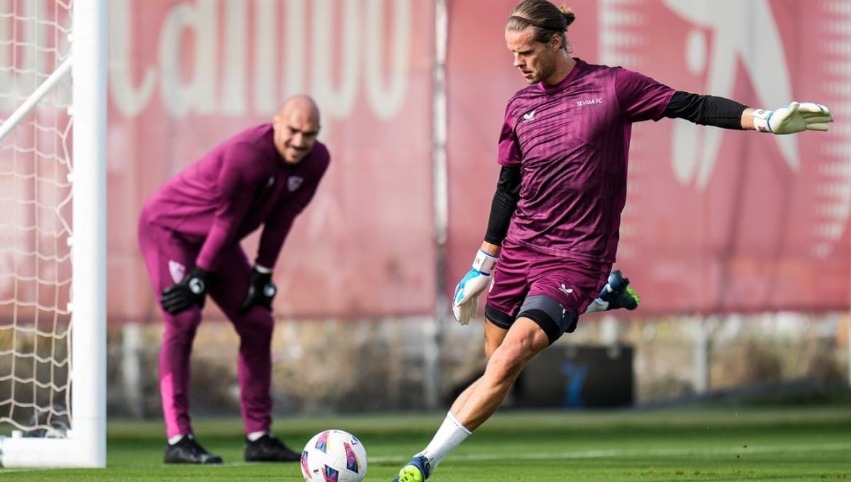 Los datos señalan a Dmitrovic y suspenden la estrategia del Sevilla para la portería