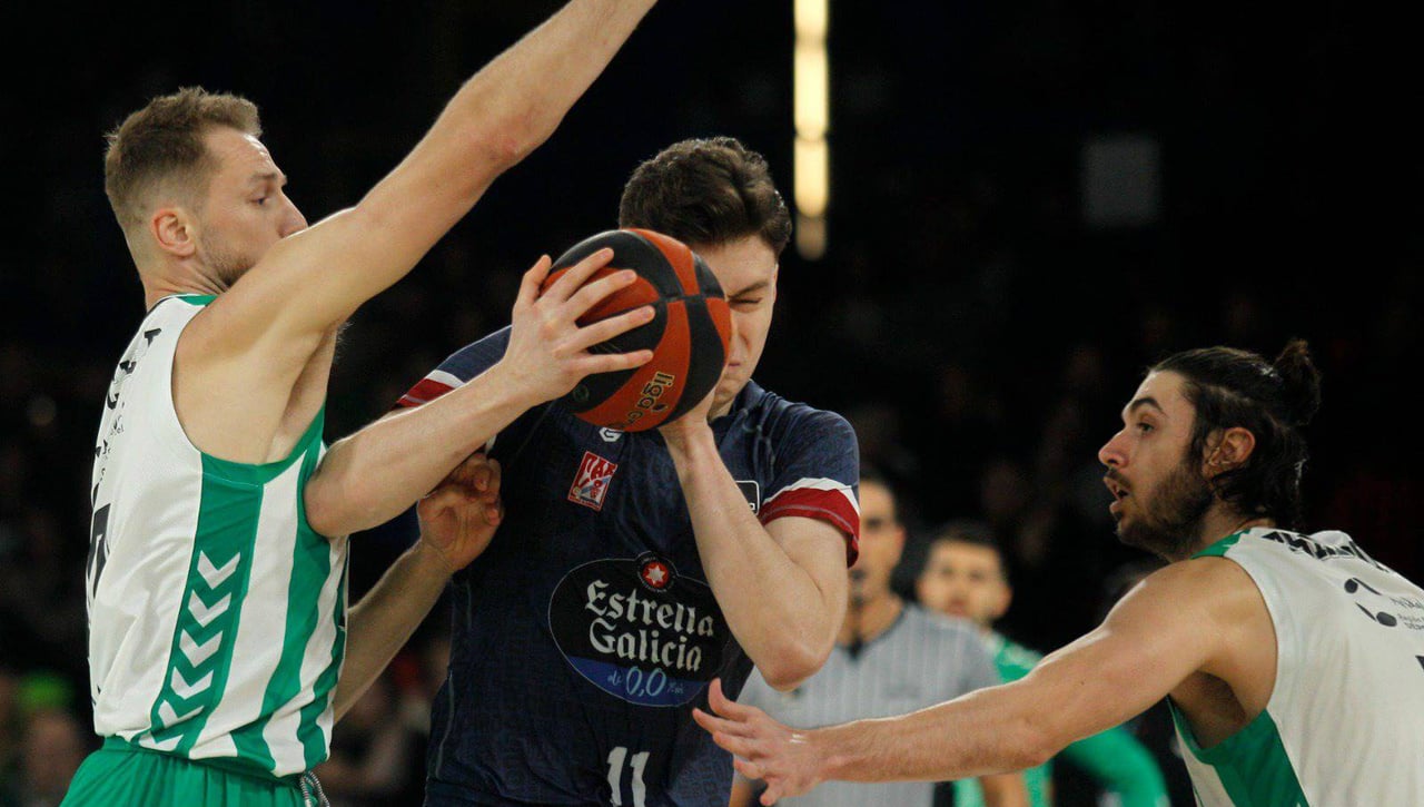 El Real Betis no encuentra el camino en Santiago