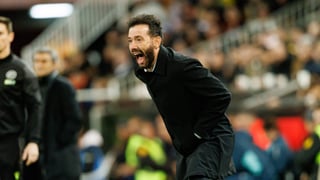 Corberán, entrenador del Valencia, sobre el posible penalti a Ramazani: "Agarrón hay"