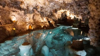 El pueblo andaluz con una impresionante cueva para visitar en otoño