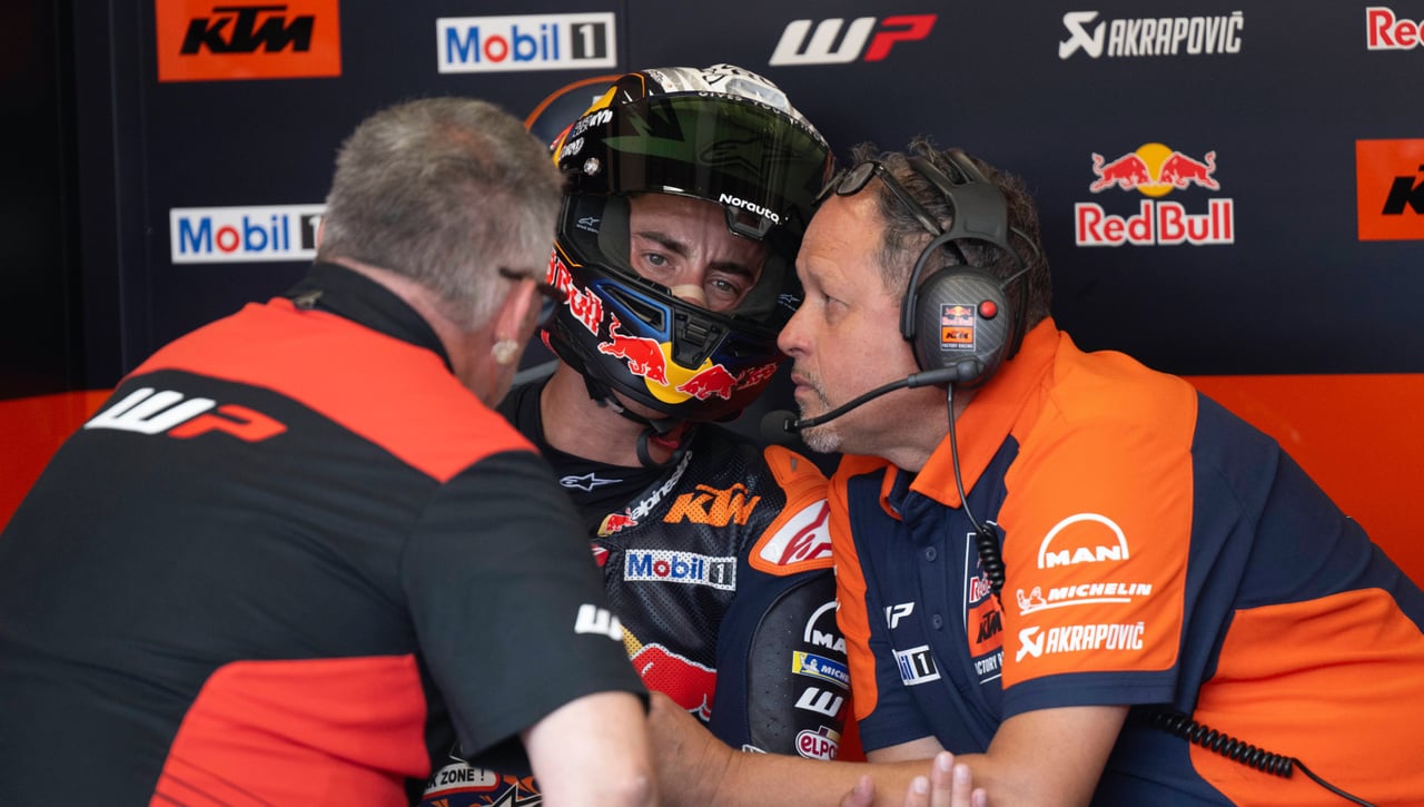 Pedro Acosta pide perdón a KTM tras su discusión en el box