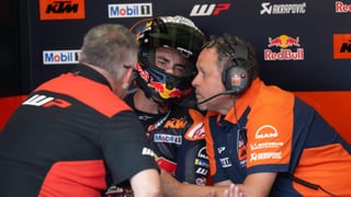 Pedro Acosta pide perdón a KTM tras su discusión en el box