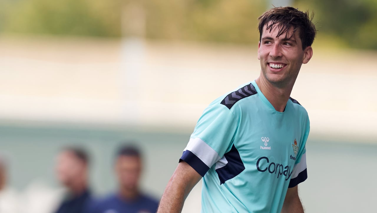 El Milan no espera más por Miranda y el Betis lo tiene claro