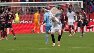 Las reacciones de frustración del vestuario del Sevilla tras el batacazo en casa ante el Levante: "Sólo queda pedir perdón" 