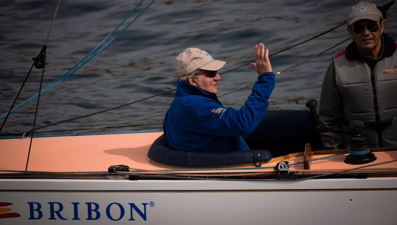 El rey Juan Carlos se cae en la última jornada de vela
