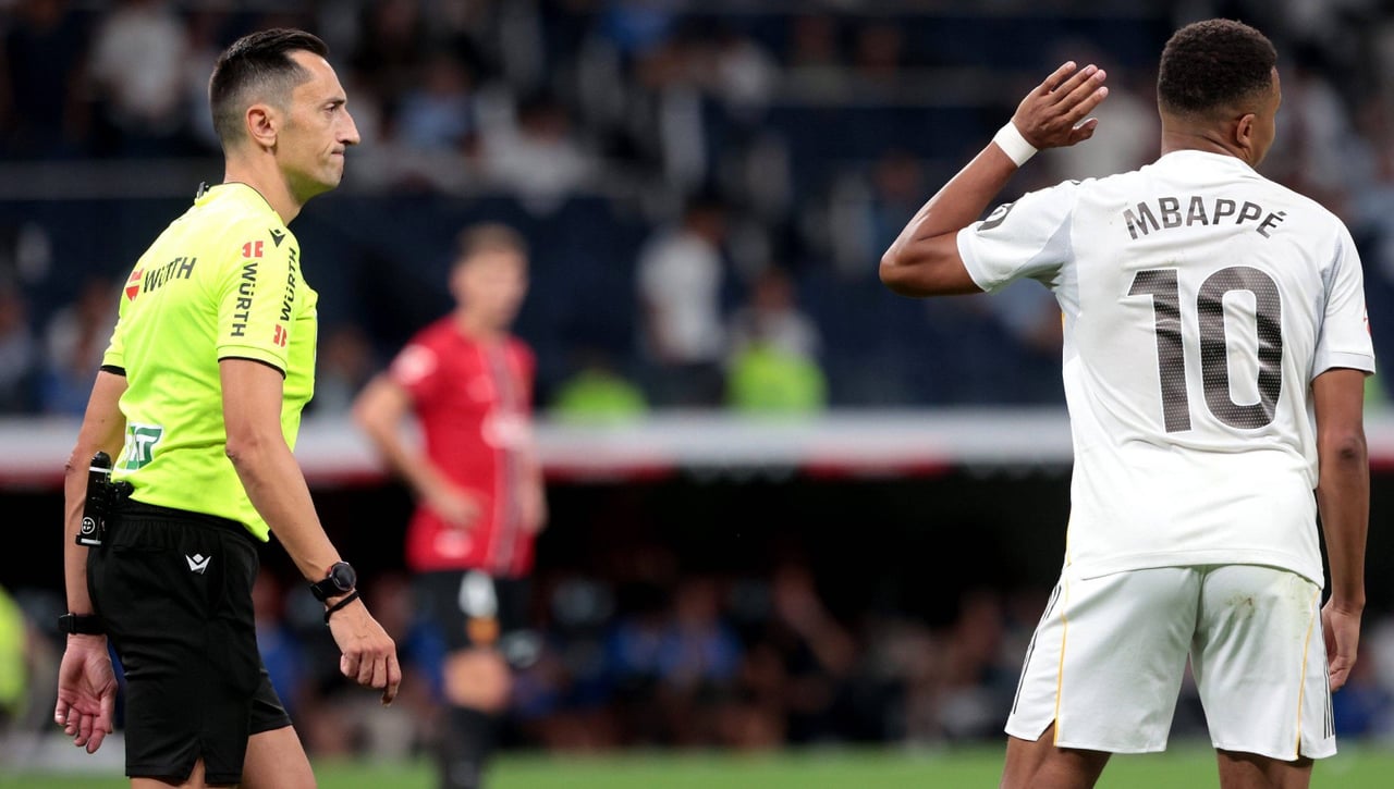 Salir corriendo para huir del árbitro y evitar la roja