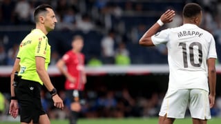 Salir corriendo para huir del árbitro y evitar la roja