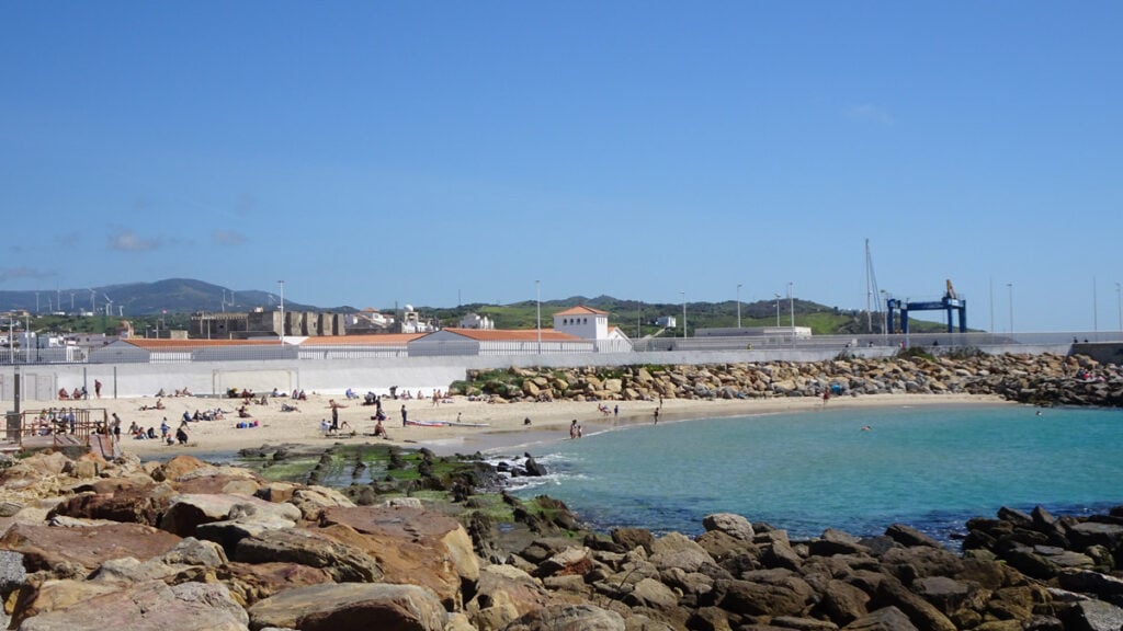 La playa sin viento y con aguas cristalinas que debes visitar en Andalucía