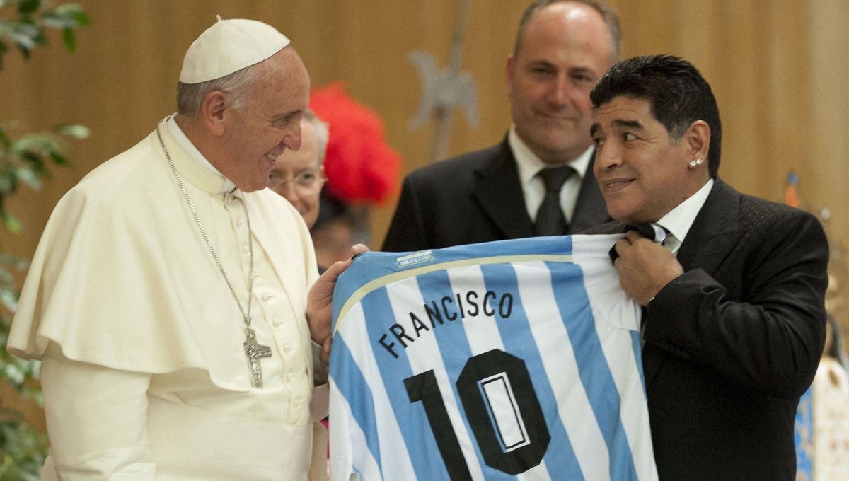 El Papa Francisco enmudece a Argentina y escoge entre Maradona y Messi