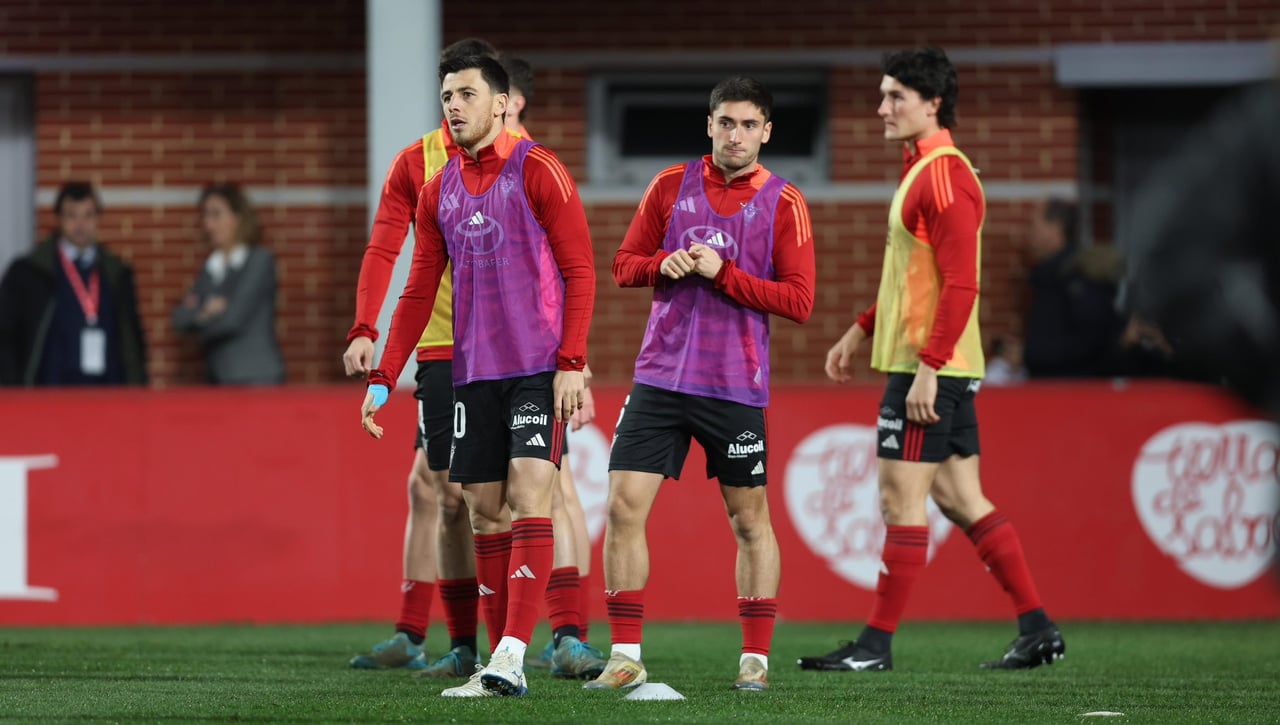 Susto en el Mirandés - Sporting: Panichelli sale en ambulancia 