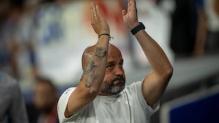 Manolo González, entre la espada y la pared