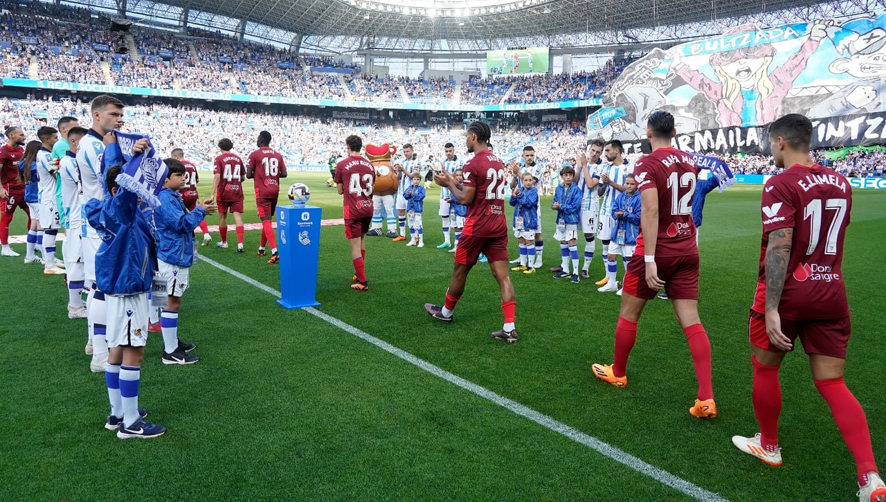 El detallazo del Sevilla aplaudido por la afición de la Real Sociedad