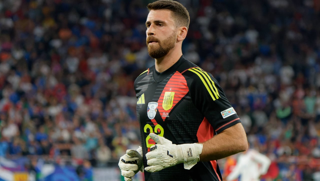 Unai Simón lanza la pelota al tejado de Valverde