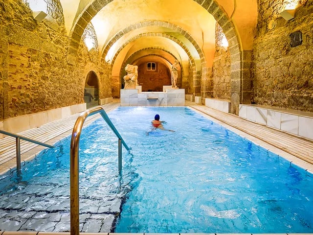El balneario ideal para visitar en otoño en uno de los pueblos más bonitos de España