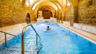 El balneario ideal para visitar en otoño en uno de los pueblos más bonitos de España