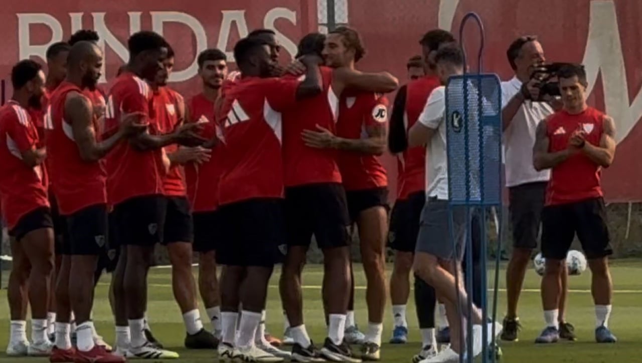 Badé, emocionado, se despide de sus compañeros en el entrenamiento del Sevilla