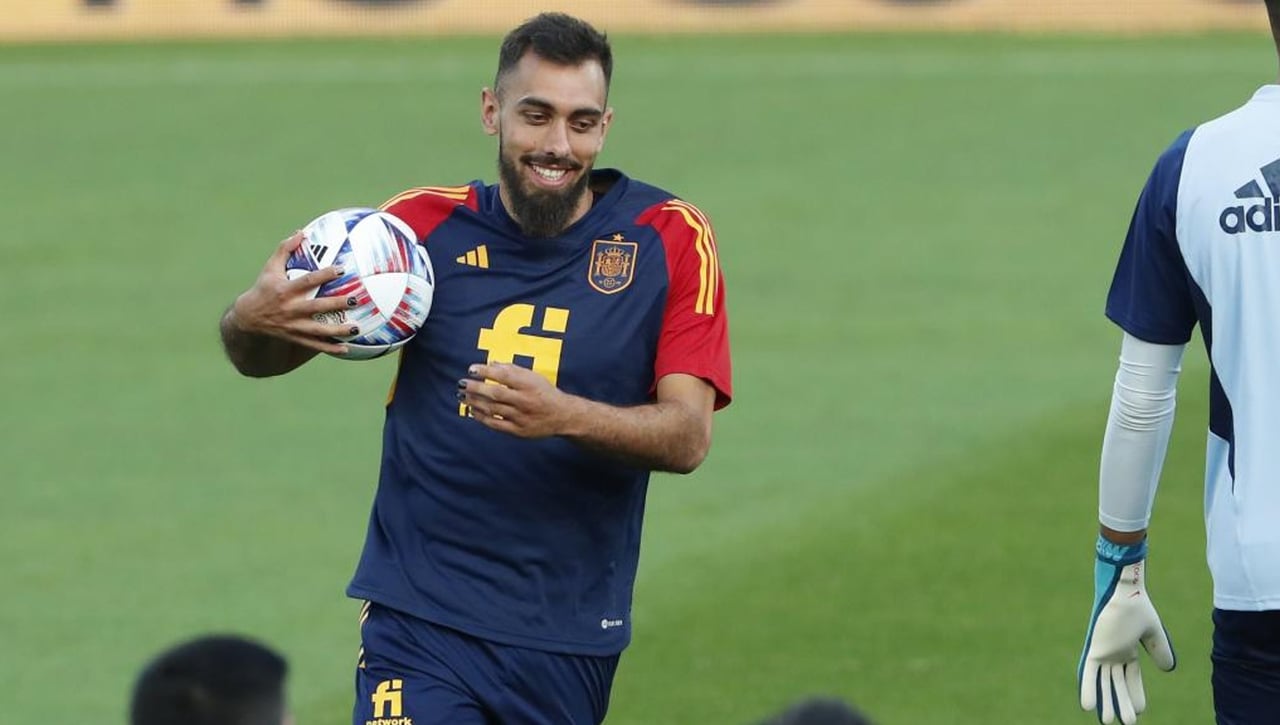 Álex Moreno y Borja Iglesias se cuelan en la lista de la IA para el Mundial de Qatar, pero no en la de Luis Enrique