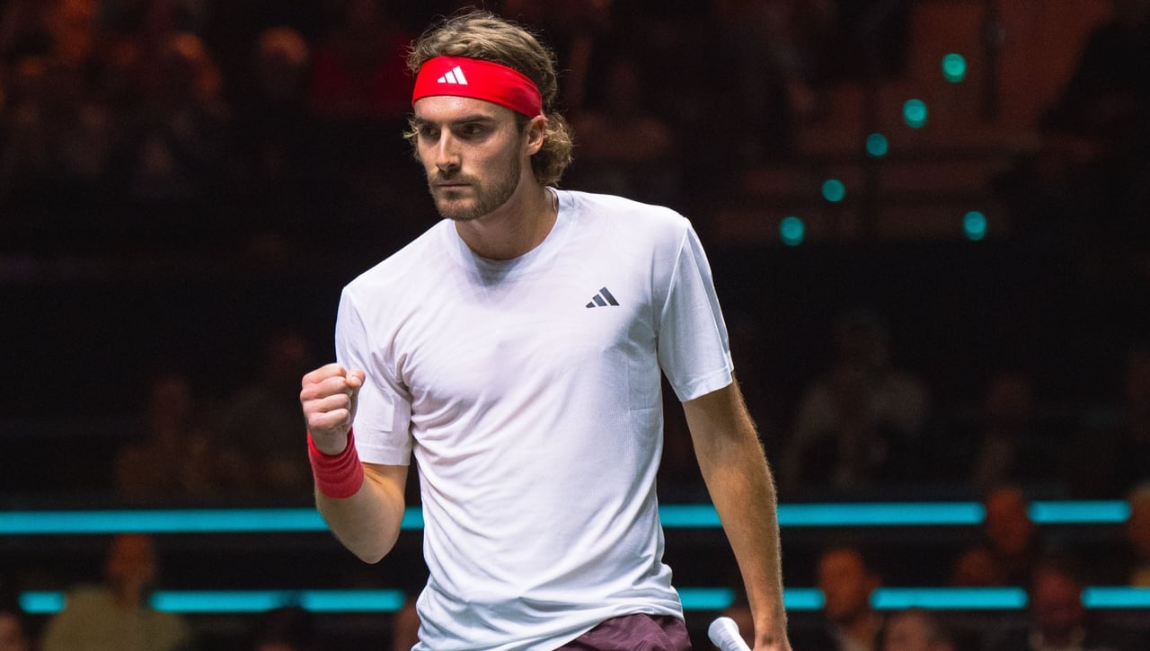 Tsitsipas se recupera del golpe en Rotterdam 