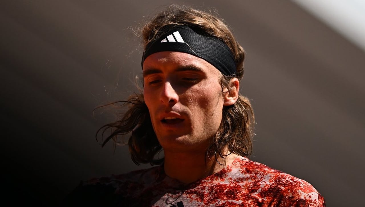 Tsitsipas, que volvió a caer a las primeras de cambio, excusa a su pareja Paula Badosa y se arrodilla ante Alcaraz