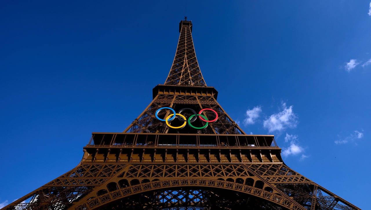 Un hombre provoca el pánico al escalar la Torre Eiffel en el último día de los Juegos Olímpicos de París