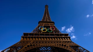 Un hombre provoca el pánico al escalar la Torre Eiffel en el último día de los Juegos Olímpicos de París