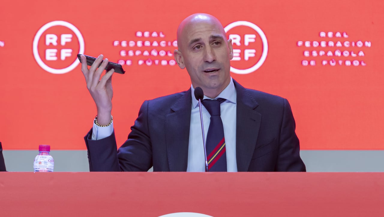 Luis Rubiales vuelve a la carga: del mangazo a los "palanganas" al insulto de "patético" 