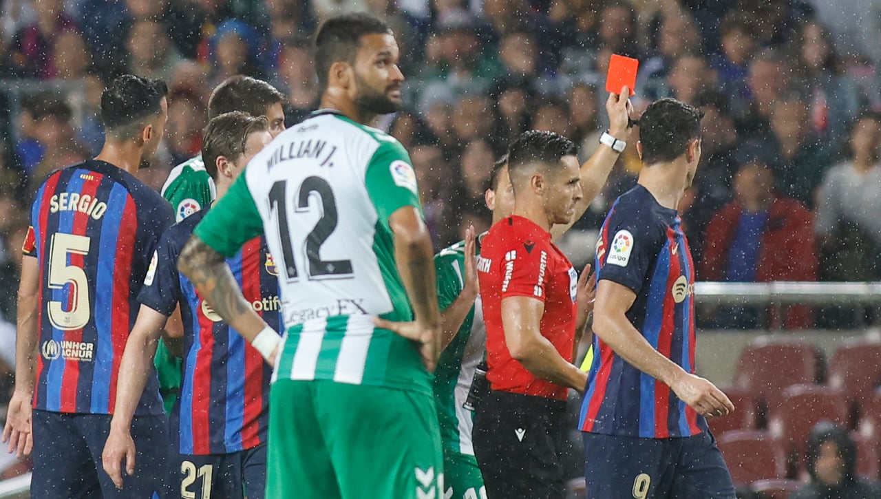 FC Barcelona 4-0 Real Betis: El típico empujoncito 'invisible' al precipicio