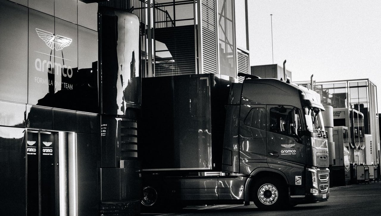 El Aston Martin está más cerca de arrancar: Llega a Barcelona, pero falta el montaje