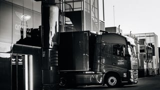 El Aston Martin está más cerca de arrancar: Llega a Barcelona, pero falta el montaje