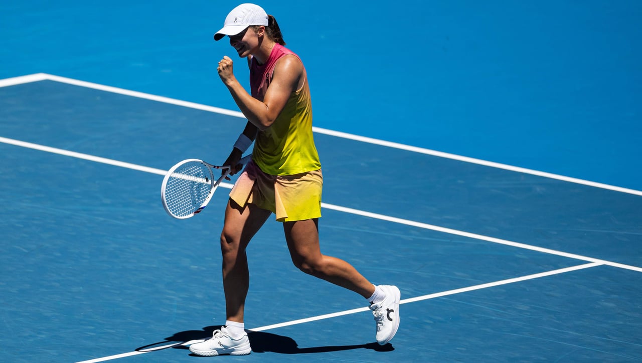 Swiatek arrasa en Australia y amenaza a Sabalenka