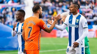 Borja Iglesias se frota las manos