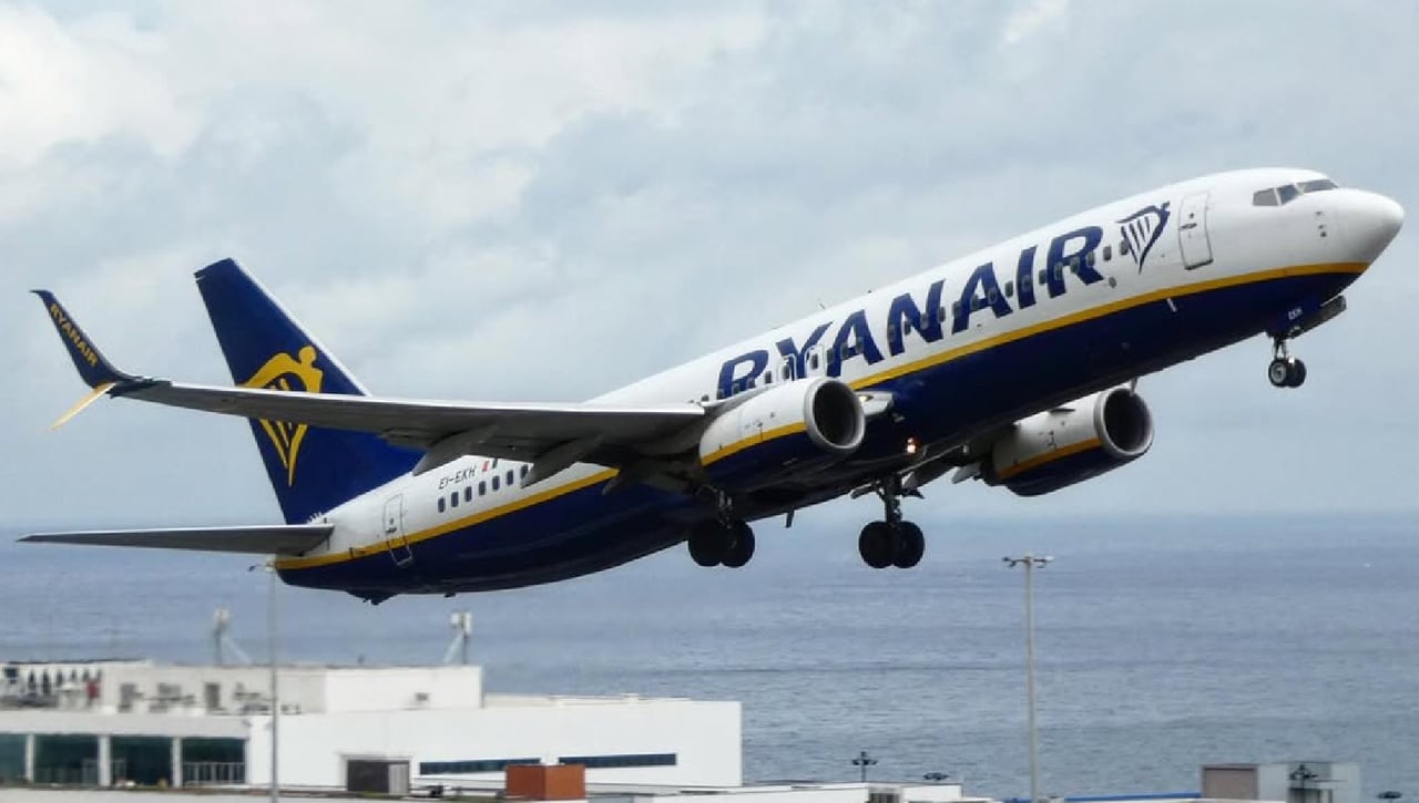 Golpe a los viajeros: Ryanair vuelve a recortar vuelos en España