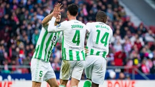 Mira de reojo a Johnny Cardoso y con recelo a Guido Rodríguez