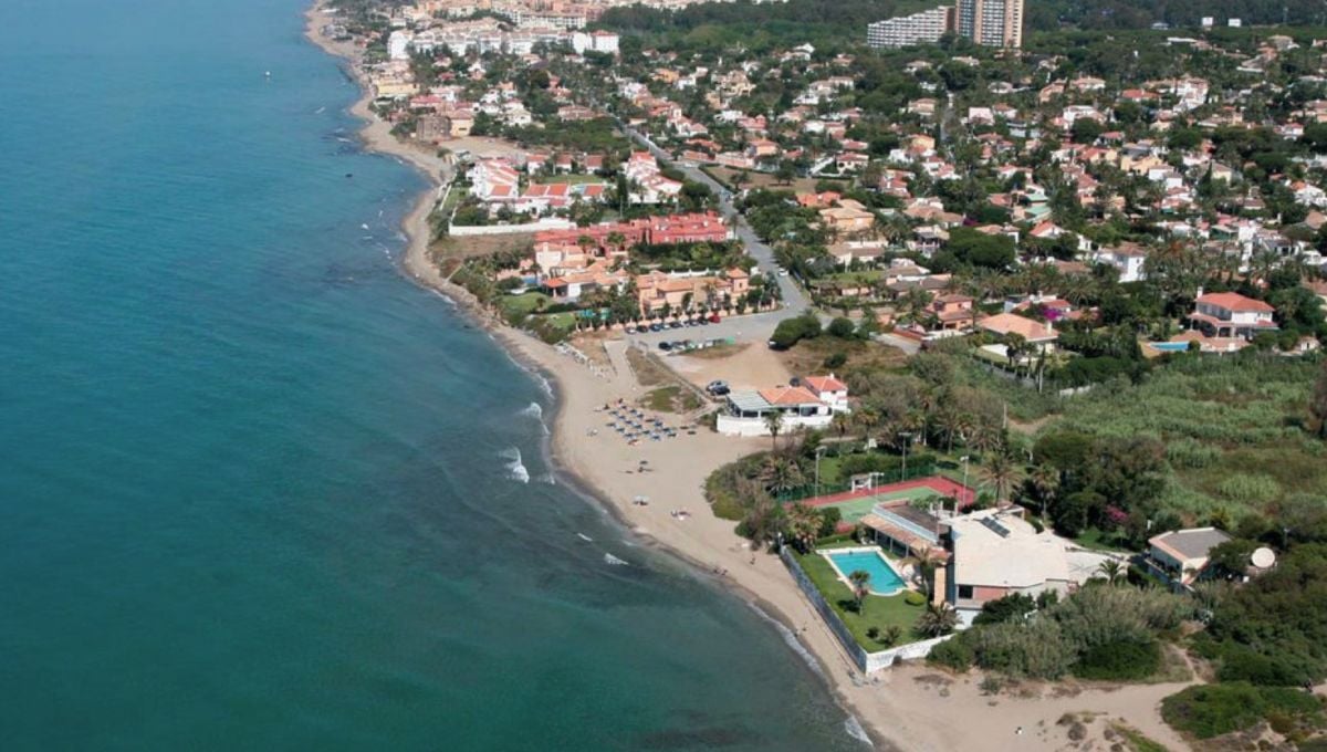 Investigan el hallazgo del cadáver de una mujer sin cabeza ni manos flotando en una playa de Marbella (Málaga)
