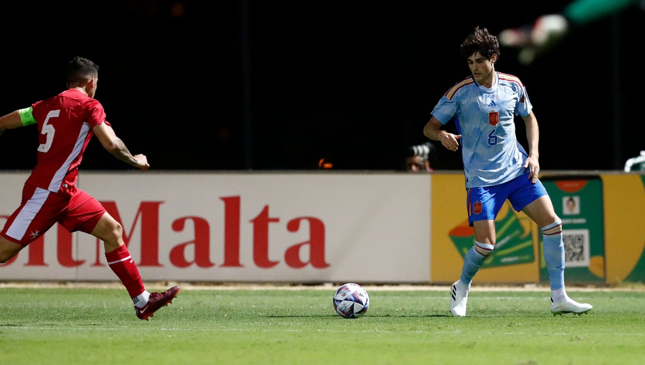 Javi Guerra presume de valencianismo y de futuro en la selección española