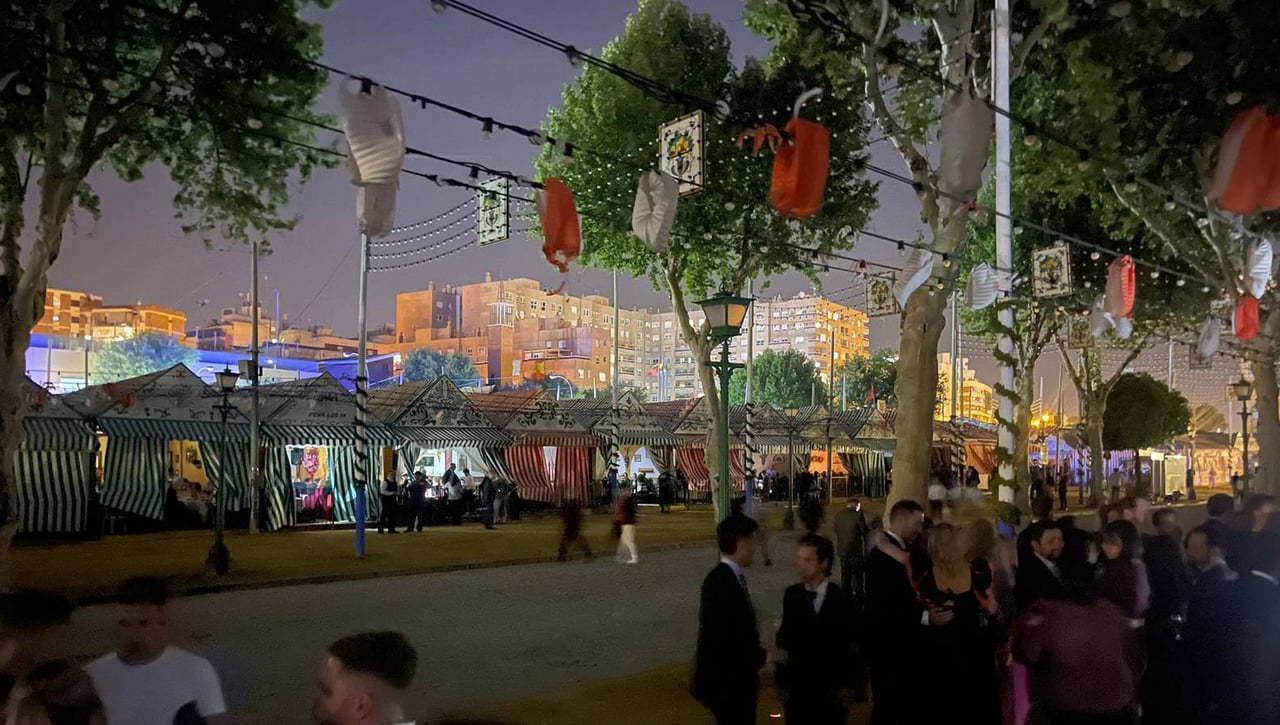 ¡Caos en la Feria de Abril de Sevilla: se va la luz antes del 'alumbrao'!