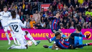 El Camp Nou se olvida del Clásico en el minuto 10 y en el 30 y se dirige a Laporta