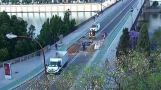 Socavón en el Puente de Triana de Sevilla