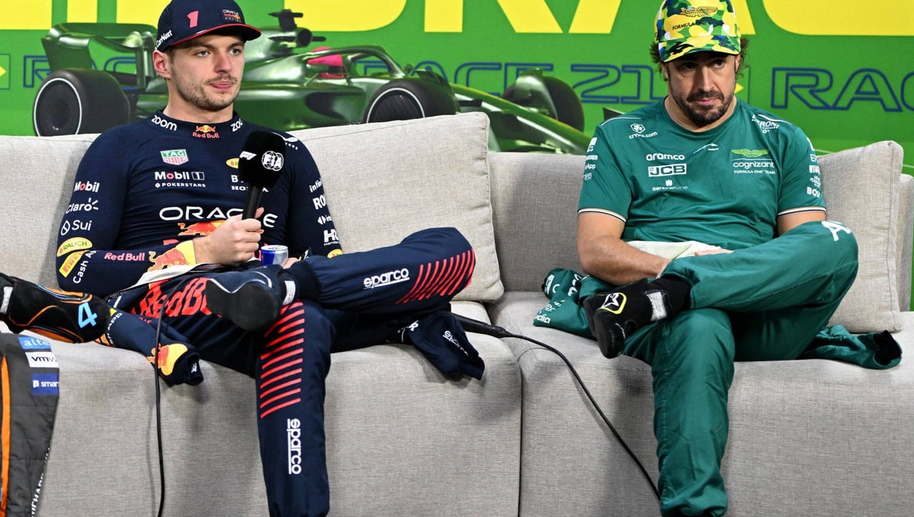 Fernando Alonso se queja por lo ocurrido y Verstappen asegura que "es un poco tonto"