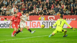 Kike Salas levanta a Isaac Romero