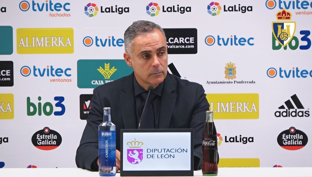 Álvaro Cervera 'echa' al técnico de la Ponferradina