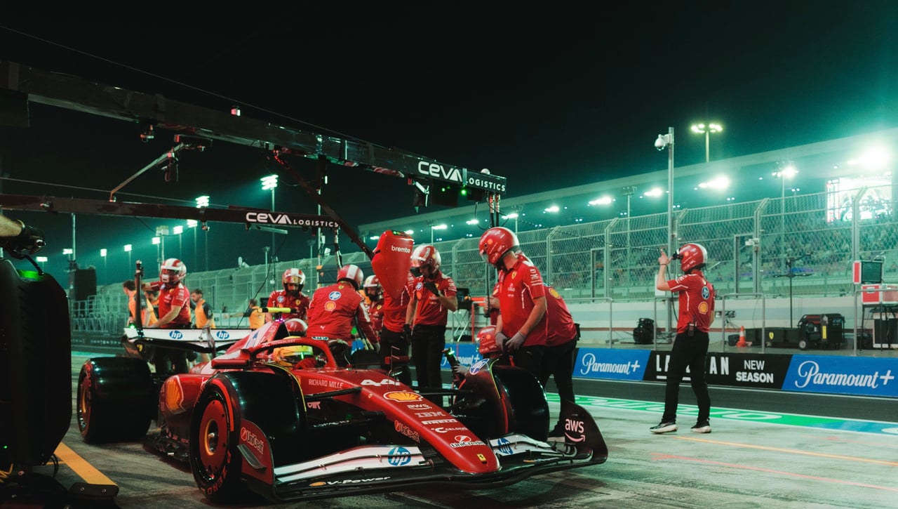 Lewis Hamilton se ve superado por el Ferrari